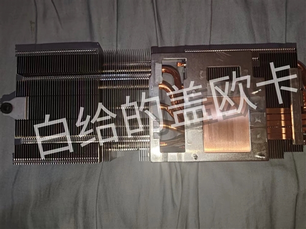 AMD公版RX 9070 XT首次无死角曝光、拆解:看着好眼熟