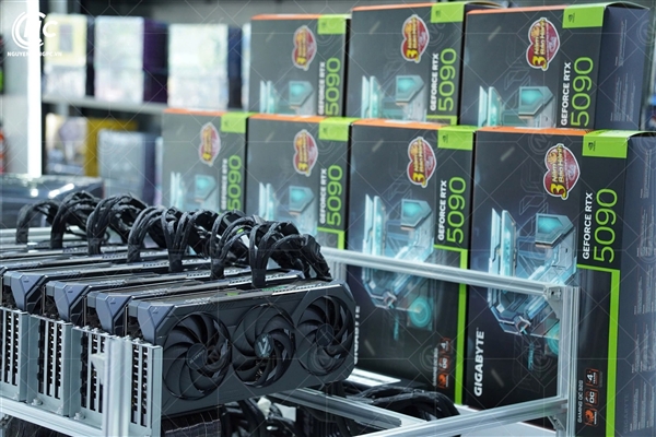 越南用七块RTX 5090打造AI服务器:总功耗超4000W