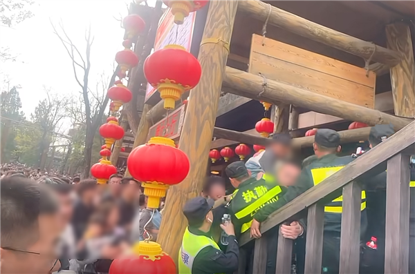 小程序挤崩了!游客高喊退票 开封一景区紧急限流