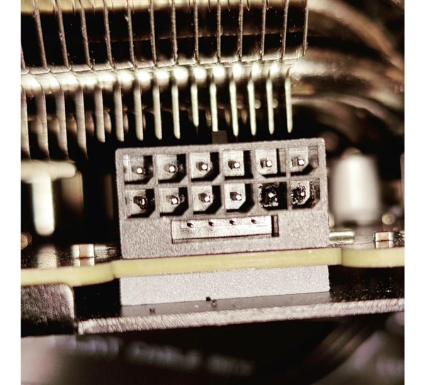 12针供电接口惹祸!RTX 5090与电源两头烧熔:两万多的显卡直接报废