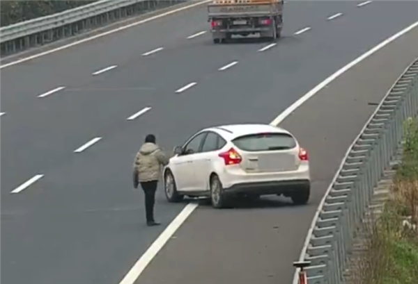 小车错过高速路口 俩男子上演神操作:一个敢倒 一个敢指挥