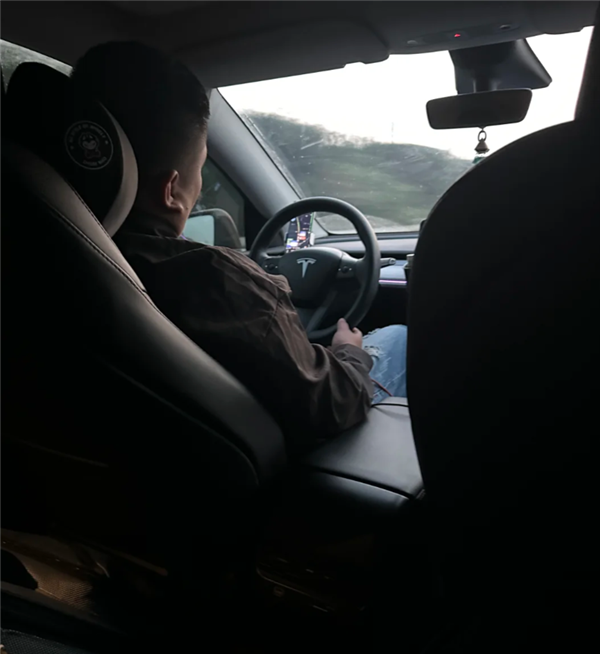 特斯拉顺风车开了智驾后司机睡觉 乘客:投诉后平台给了5元补偿券