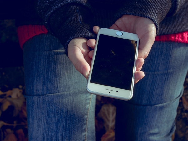 不少年轻人流行用iPhone 6拍照引热议 网友:炒作电子垃圾