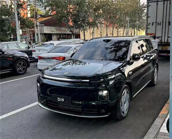 理想问界结合体 零跑大型旗舰D19实车首曝:六座家用SUV黑马来了