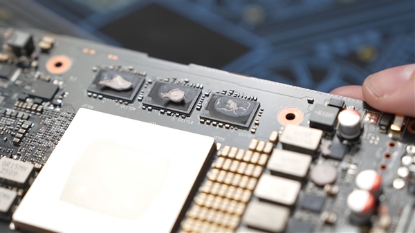 仅仅1万元!华为Atlas 300I DUO AI推理卡首次拆解:双芯合体 薄如蝉翼