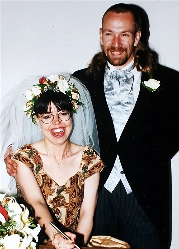 两次车祸后女子患罕见失忆症:记忆会自动清除 每次醒来都是1994年!