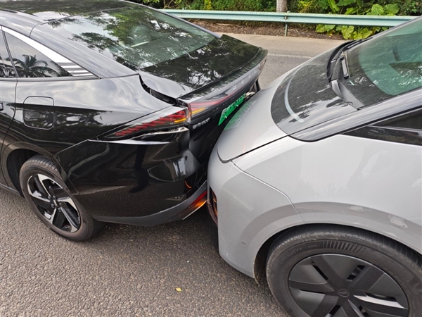 贵不贵 理想MEGA追尾前车定损28000:大灯一颗将近1万