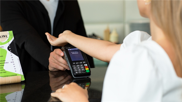 美国魔术师手掌植入芯片 但他忘记了密码