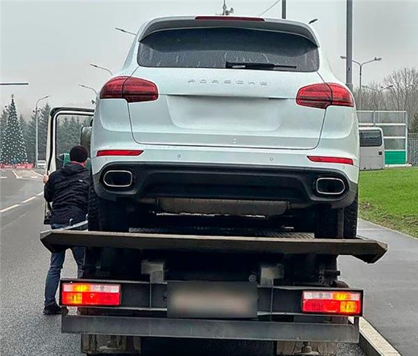 豪华汽车变“废铁” 俄罗斯数百辆保时捷突然被锁死!