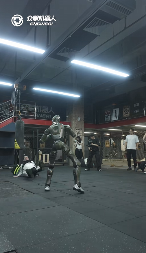 太残暴了!众擎T800人形机器人一脚把自家CEO踹翻在地 网友:多少带了点私人恩怨