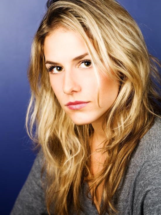 新《古墓丽影》劳拉演员公布:颜值超高的美女Alix Wilton Regan