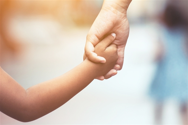 81年男子幼儿园接娃被当成爷爷:80后有当爷爷的吗