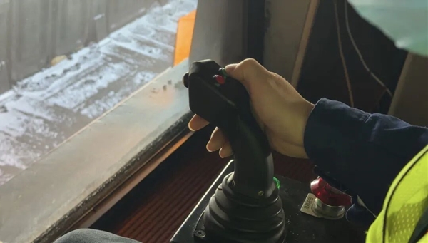 见识见识超长的火车“灯泡线”：时速只有1公里