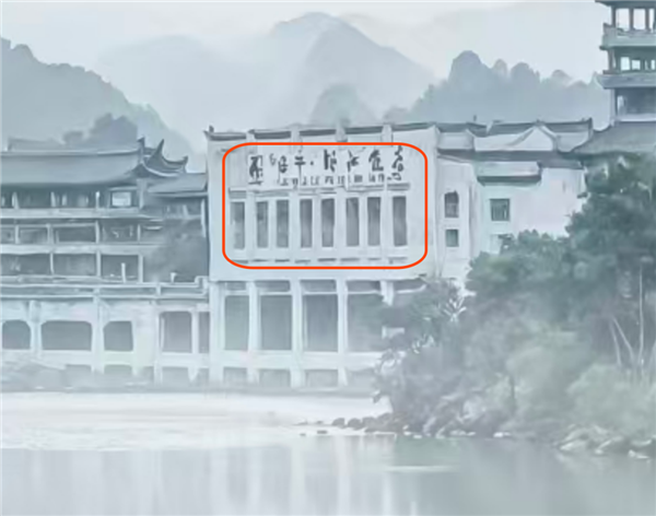 摄影大赛一等奖作品被指AI生成：建筑边缘曲直失真