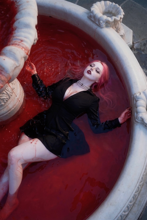 美国小姐姐Cos《电锯人》蕾塞 身材耀眼