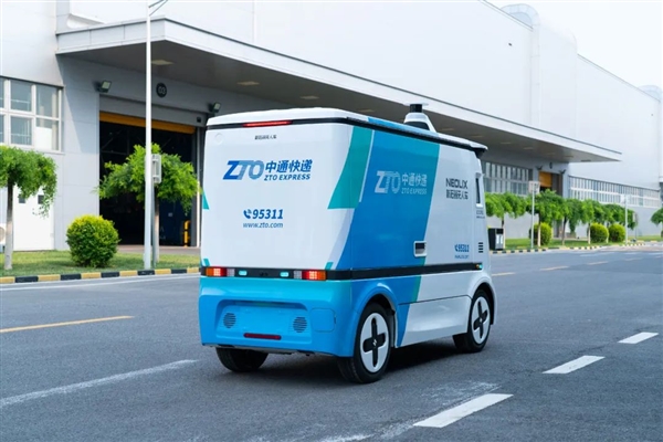 无人驾驶快递车发生事故后 责任谁来担？专家详解