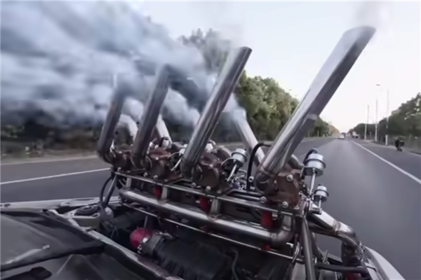 四缸八涡轮！赛车博主为博眼球将报废改装车开上路：驾照没了