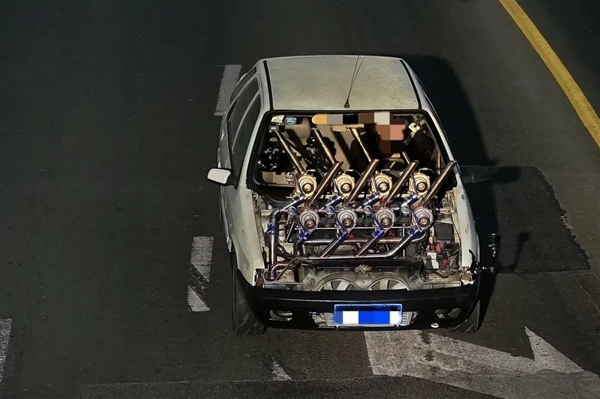 四缸八涡轮！赛车博主为博眼球将报废改装车开上路：驾照没了