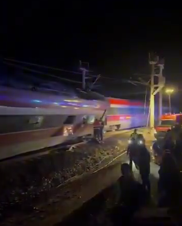 西班牙两列高铁突发出轨：已致21死超百人受伤