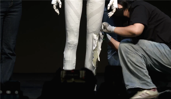 小鹏机器人IRON官宣首次线下互动!曾被质疑是真人假扮 让何小鹏扒衣验身