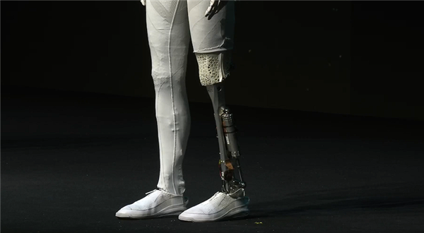 小鹏机器人IRON官宣首次线下互动!曾被质疑是真人假扮 让何小鹏扒衣验身