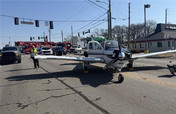 美国一小型飞机公路迫降:连撞数辆汽车