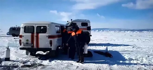 巡逻车劝离 黑车揽客：贝加尔湖上失控的“小刚炮”