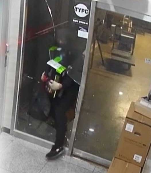 小偷破门而入电脑店偷走三张显卡：价值近10万元！