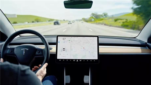 对标飞机双引擎!特斯拉AI4双芯片可实现独立供电与通信