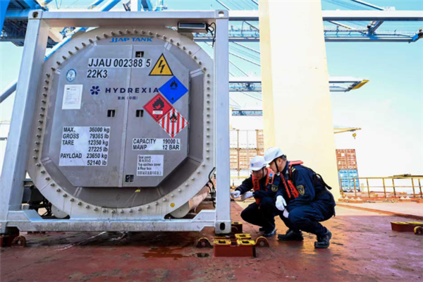 首次！我国大型固态储氢设备实现充氢状态海上出口运输