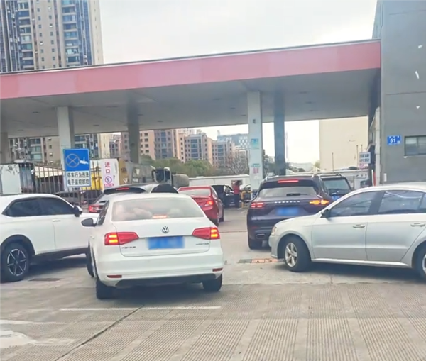 明日国内油价迎开年最大涨幅！网友实拍多地加油站排长队