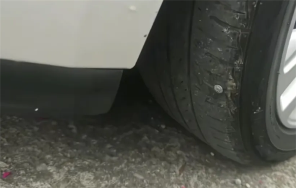 马路黑手落网！汽修老板为牟利竟恶意抛撒铁钉：致多车轮胎破损