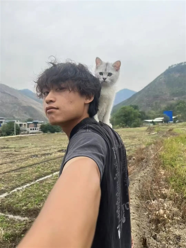 意外走红的广西农村青年 被外网标价百万美元