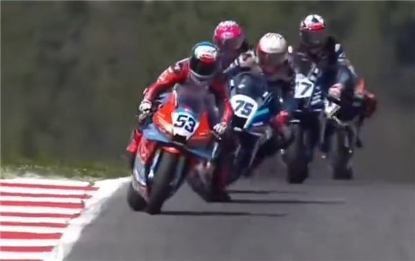 绝地反超！张雪机车“生吃”两台雅马哈R9和杜卡迪V2：再夺一冠