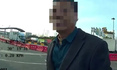 害人害己！司机快车道违停50多秒致多车追尾：罚款200元记9分