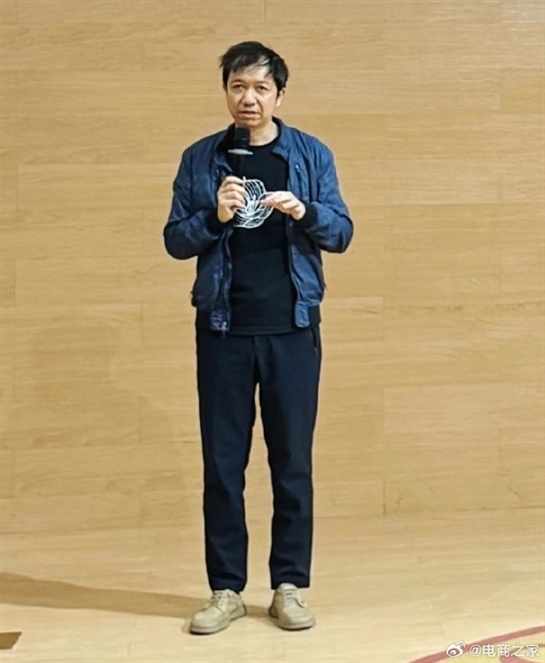 飞书CEO谢欣罕见露面!造型随意满脸疲惫 被网友调侃班味拉满