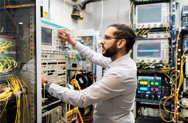 刷新纪录！商业光纤传输速度突破450Tb/s