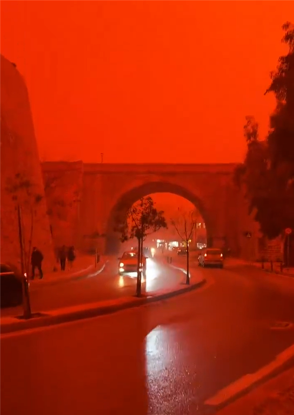 末日景象不过如此！罕见沙尘暴席卷希腊利比亚：漫天血红色