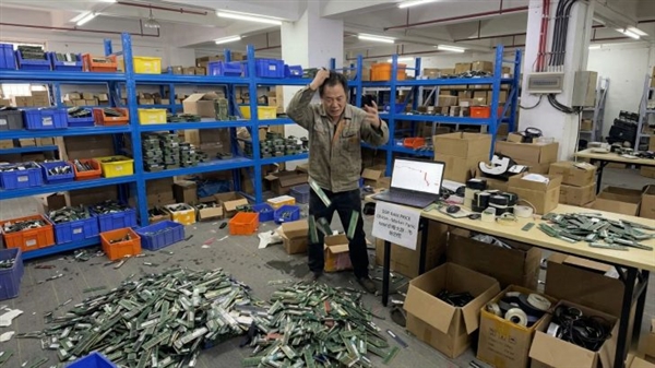 这画面绝望!黄牛高价囤了一屋子内存条:直呼“完蛋了 砸手里了”