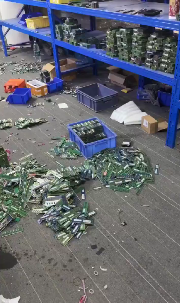 这画面绝望!黄牛高价囤了一屋子内存条:直呼“完蛋了 砸手里了”