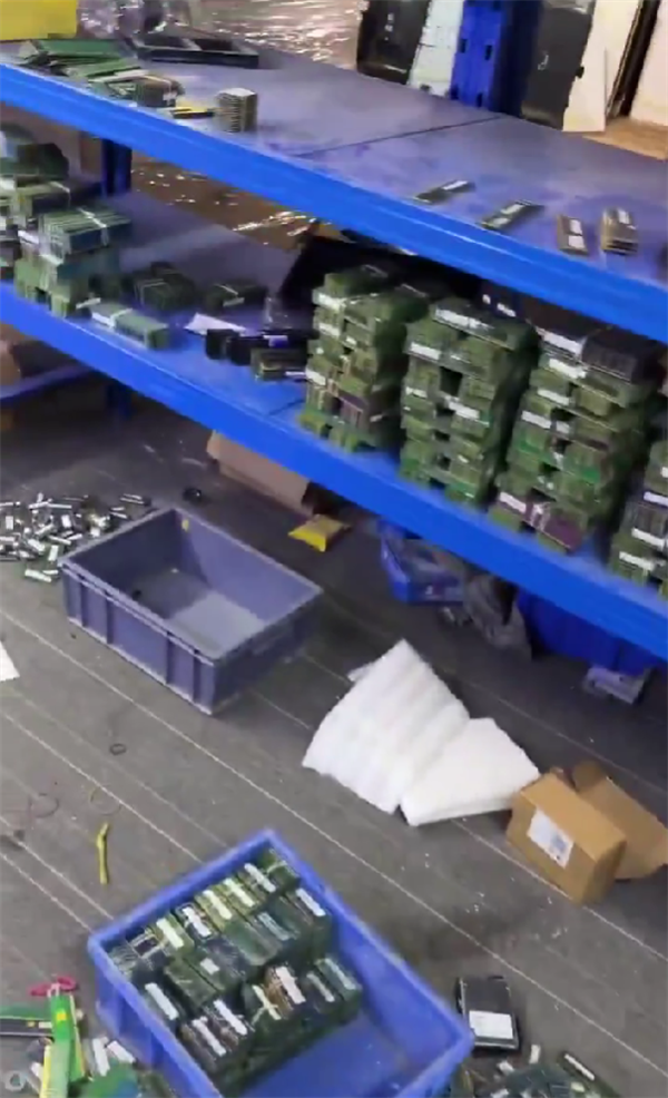 这画面绝望!黄牛高价囤了一屋子内存条:直呼“完蛋了 砸手里了”