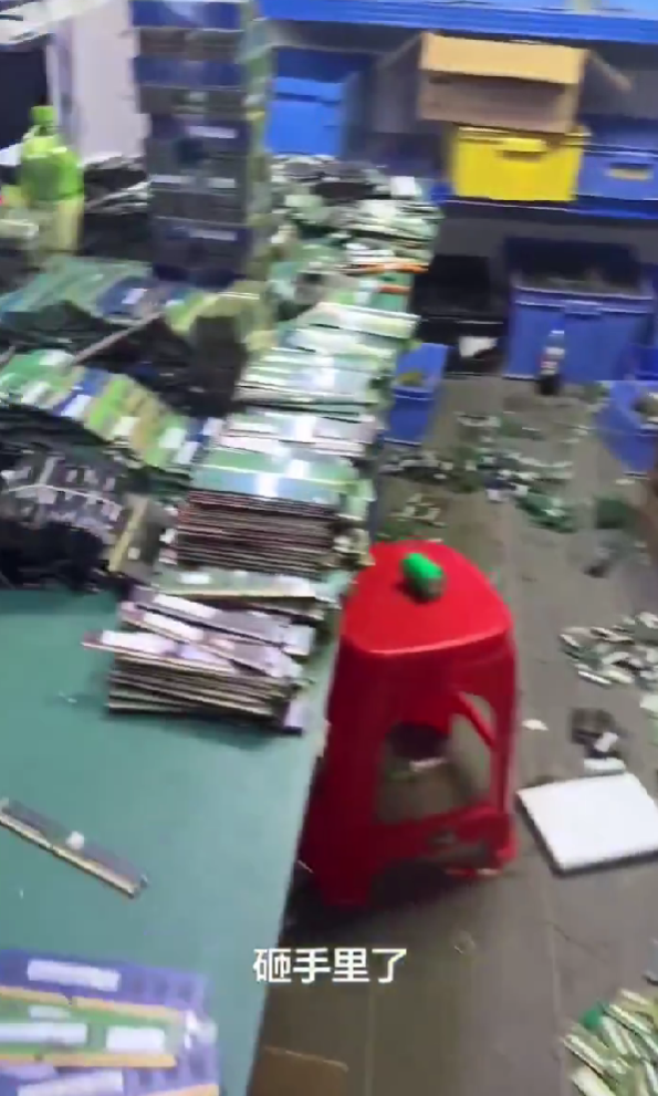这画面绝望!黄牛高价囤了一屋子内存条:直呼“完蛋了 砸手里了”