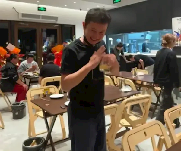 知名男演员文章开饭店了 网友上海偶遇：主打陕西风味