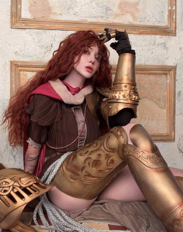 国外美女AlinaBecker的Cos美图 身材太劲爆了！