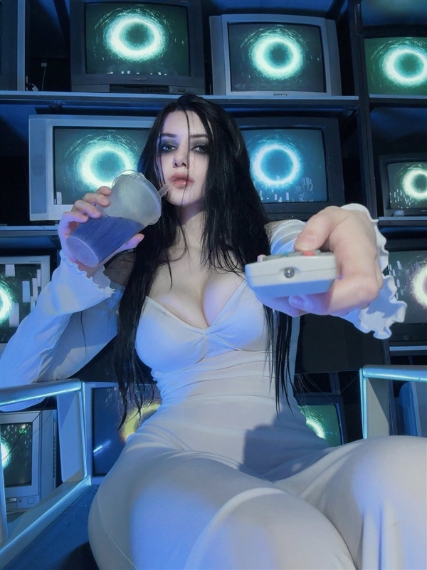 国外美女AlinaBecker的Cos美图 身材太劲爆了！