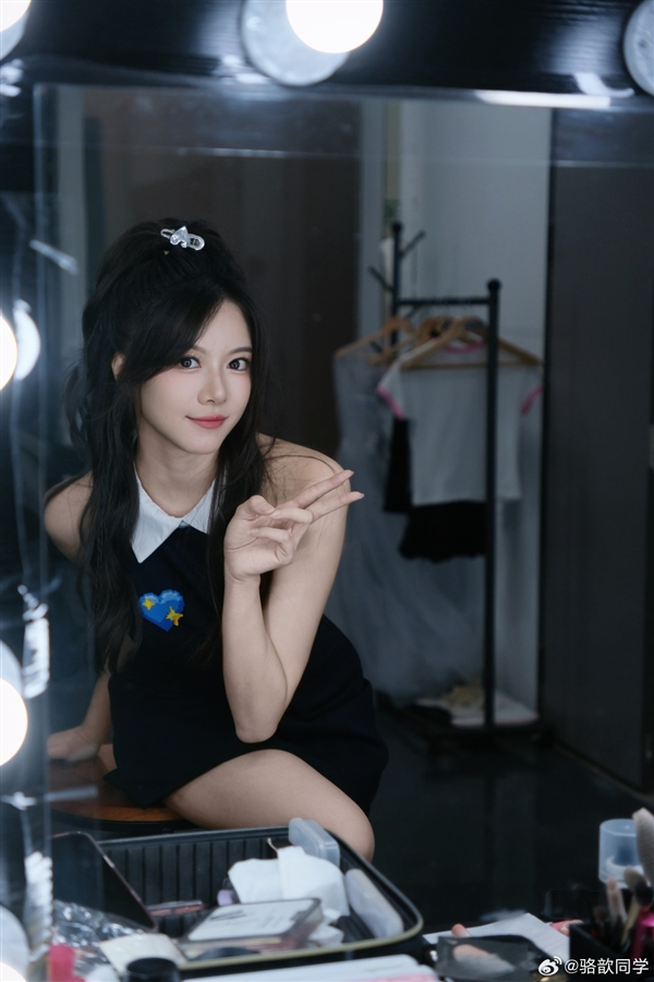 LPL美女主持骆歆晒出新写真 知性超美非常吸引人