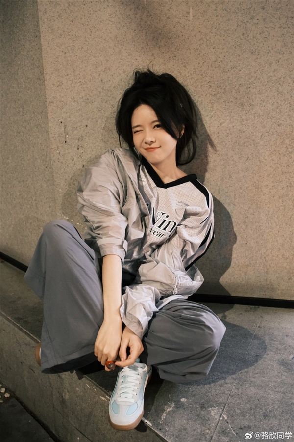 LPL美女主持骆歆晒出新写真 知性超美非常吸引人