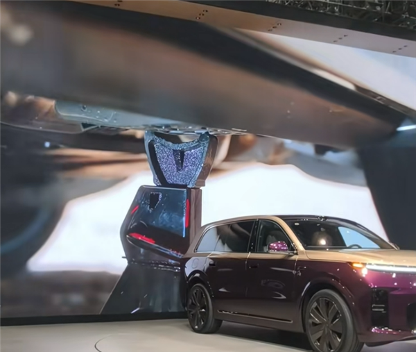 理想把底盘玩出花了！L9小狗撒尿式换胎名场面出圈