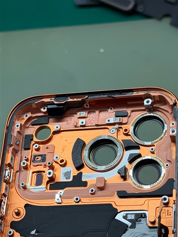 戴壳没用！iPhone 17 Pro Max铝合金机身一碰就花：博主直呼苦不堪言