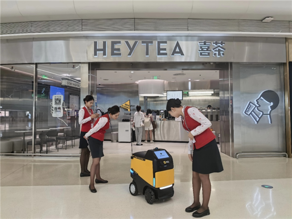 美团小黄蜂配送机器人落地重庆江北机场：外卖10分钟送到登机口